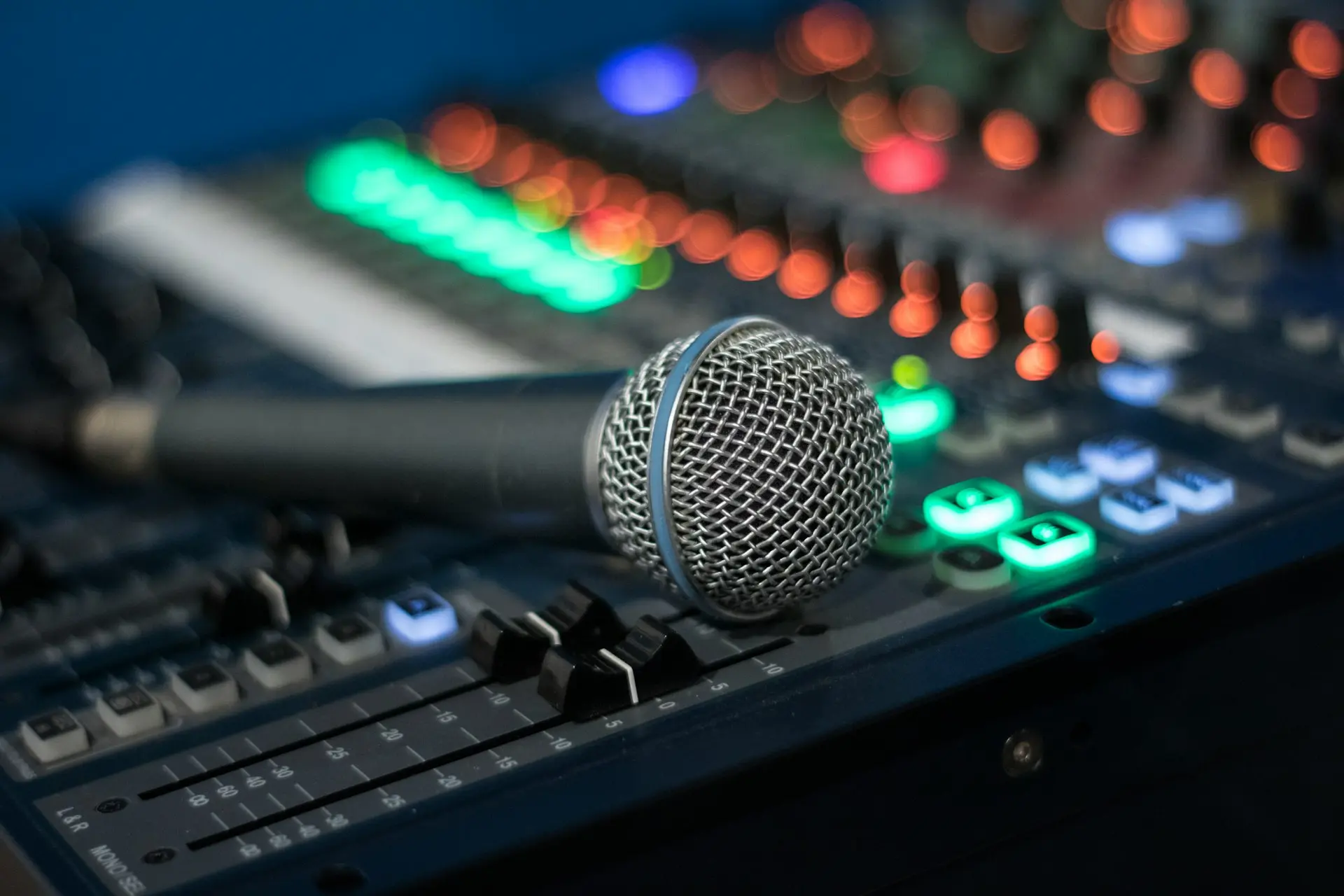 microphone on DJ controller